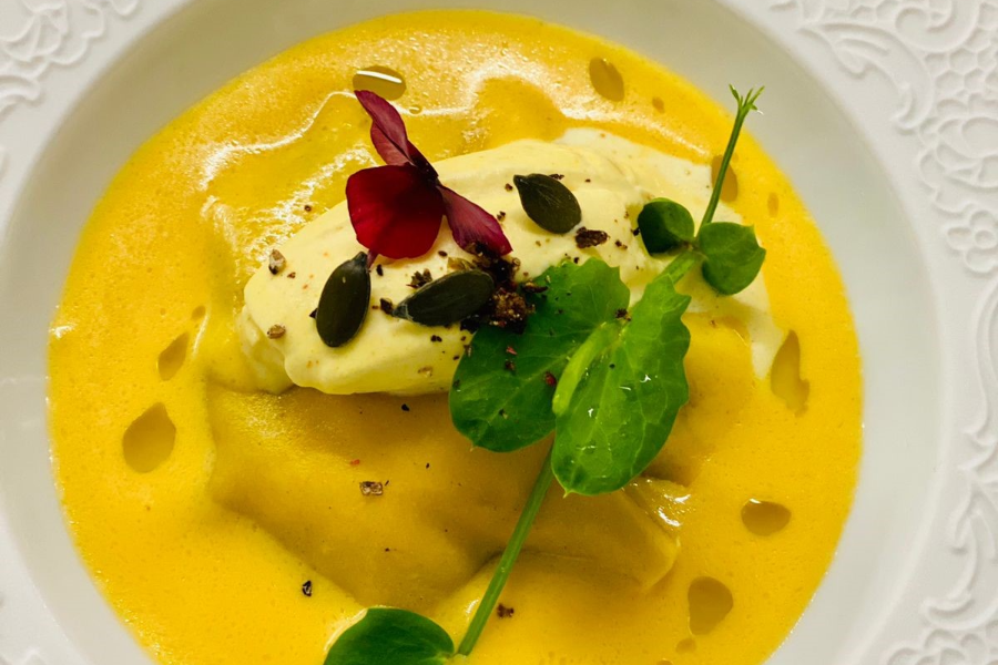 Raviole de Rocamadour, fondue de poireaux et crème de courge safranée - ©Château Hôtel Edward 1er