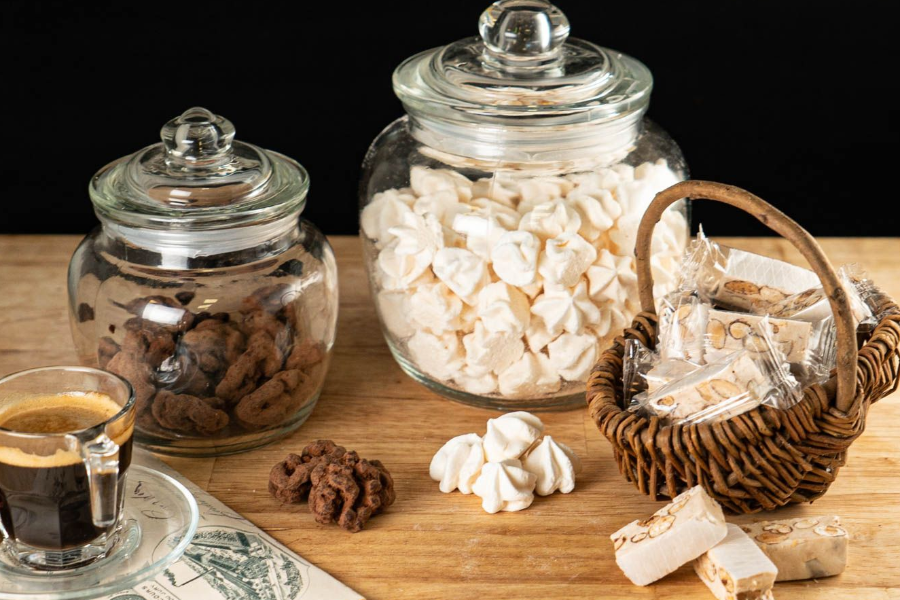 Nos confiseries : noix aux chocolat, meringues...