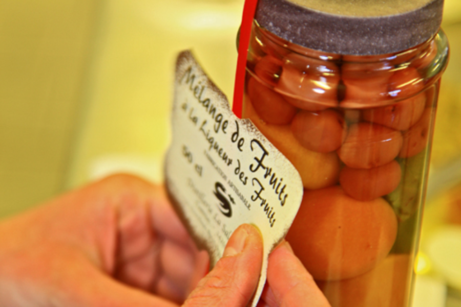 Etiquetage des pots de fruits à l'eau de vie