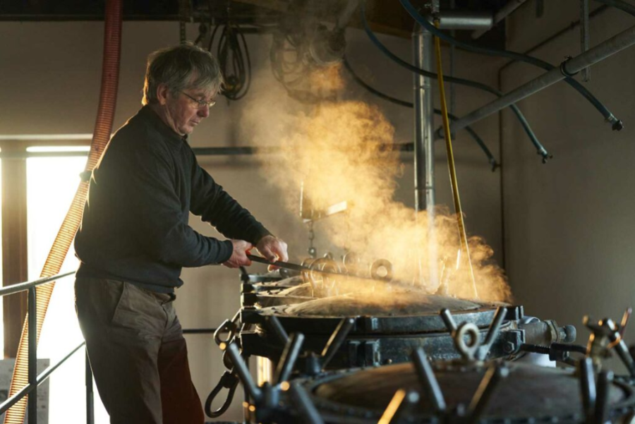 Jacques Gatinel lors de la distillation