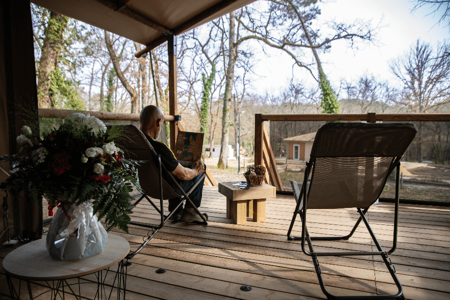 Profitez d'un moment de détente sur la terrasse du Lodge - ©OTI GrandPérigueux