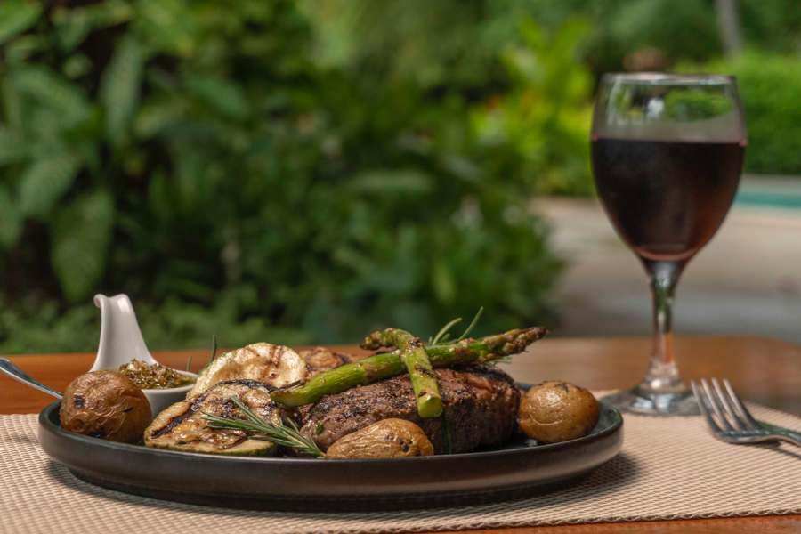 Rib eye at the Hotel Capitán Suizo restaurant, Playa Tamarindo - ©Hotel Capitán Suizo