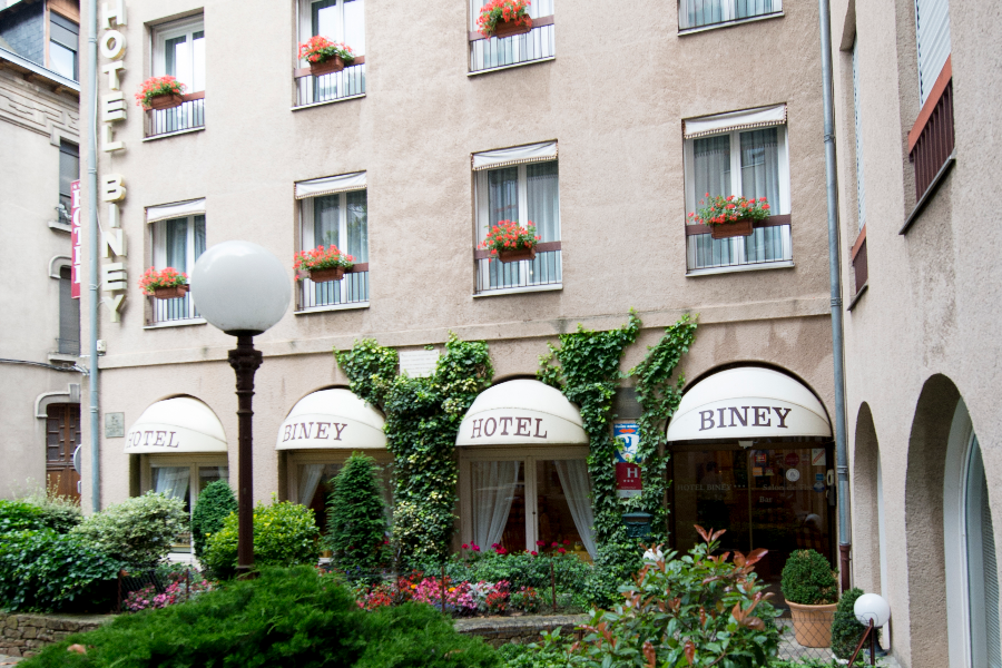 Façade et patio hôtel Biney - ©copyright hôtel Biney
