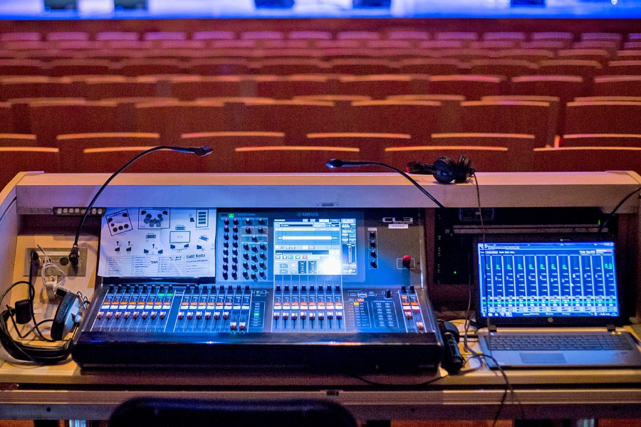 MUZIEKGEBOUW AAN 'T IJ