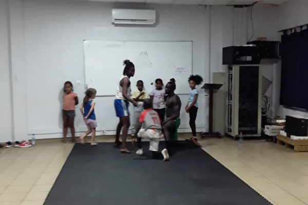 Cours de cirque pour les enfants - ©CENTRE CULTUREL FRANCO GUINEEN