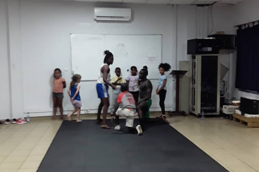 Cours de cirque pour les enfants - ©CENTRE CULTUREL FRANCO GUINEEN