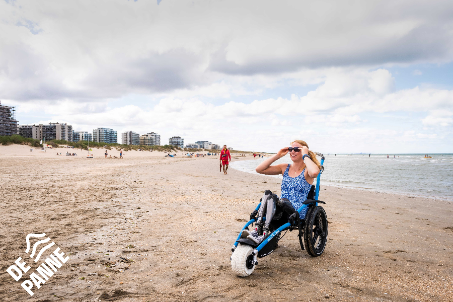 Emprunter une chaise roulante de plage - ©Visit De Panne