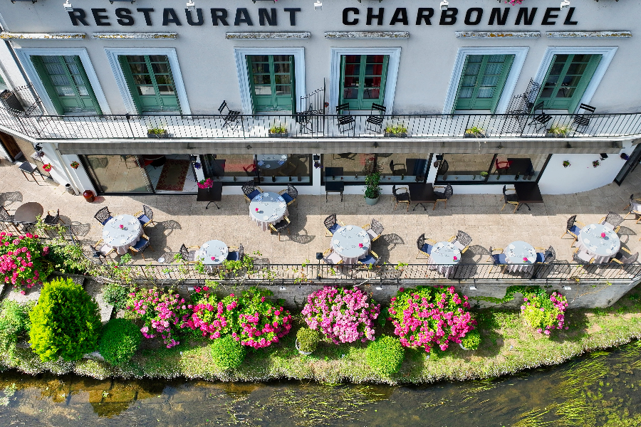 La terrasse vue du haut - ©Hôtel-Restaurant Charbonnel