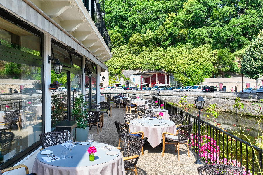 La terrasse du restaurant Charbonnel aux beaux jours - ©Hôtel-Restaurant Charbonnel