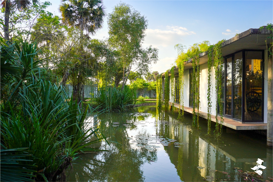 Senteurs d'Angkor Workshop shop standing onto a pond and surrounded by its relaxing tropical garden