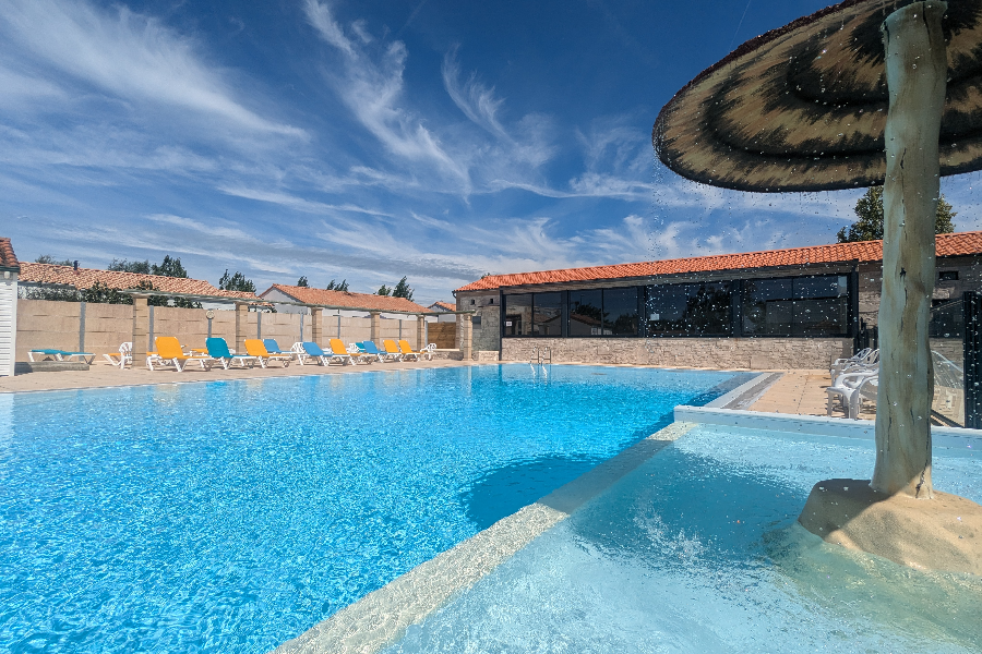 Piscine extérieure ouverte de mai à septembre