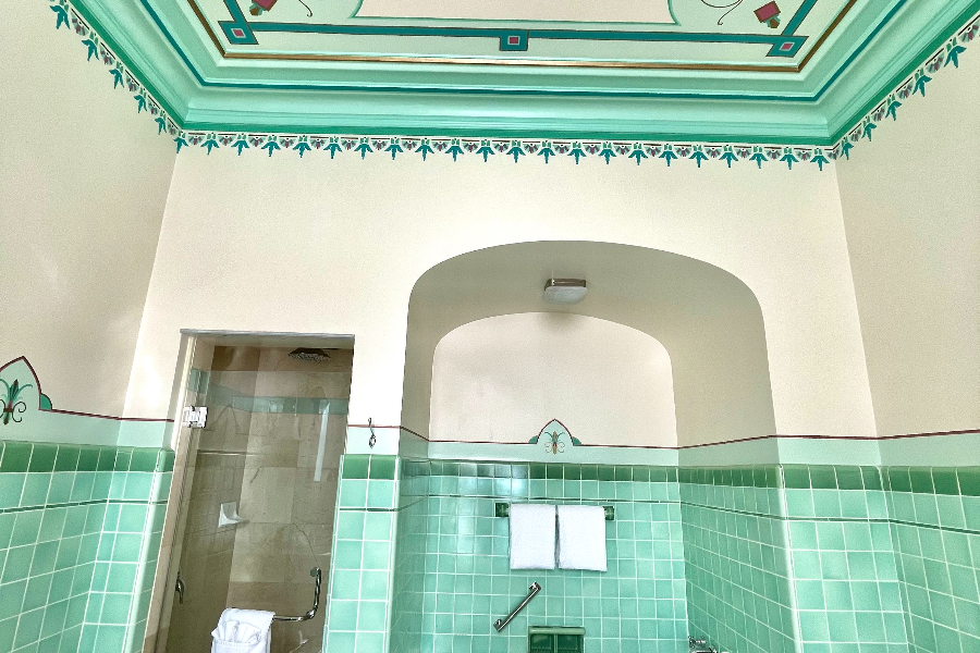 ’immense salle de bain de la suite historique Amyott en carrelage vert art déco est d’époque - ©Hôtel Manoir d’Auteuil
