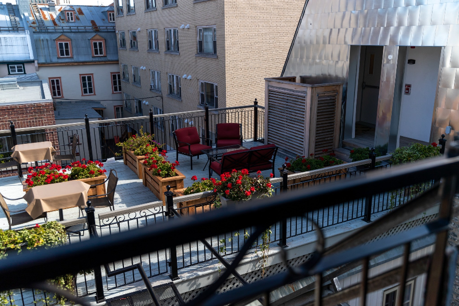 Terrasse estivale sur le toit - accessible à tous les clients - ©Hôtel Manoir d’Auteuil