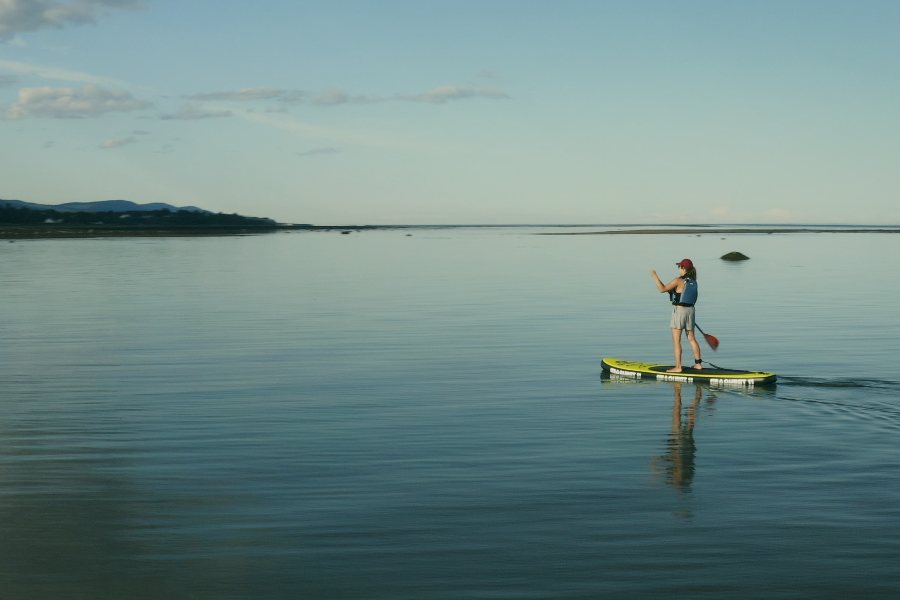 L'Isle, ce lieu parfait pour quelques moments en tranquillité en paddle board (ou planche à pagaie). - ©Tourisme Isle-aux-Coudres