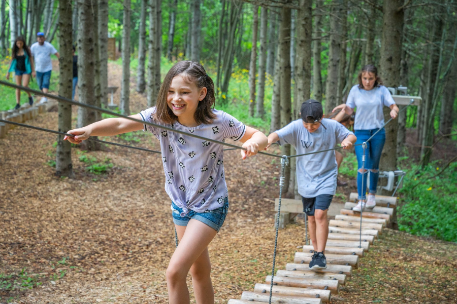 Parc avec hébertisme et sentier