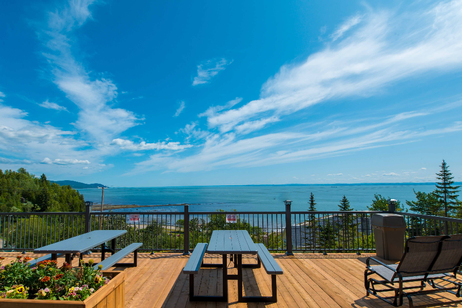 Terrasse extérieure du Petit Manoir du Casino de Charlevoix. Face au Fleuve Saint-Laurent. Québec, Canada.
