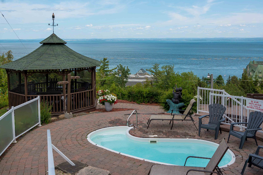 Spa extérieur, face au Fleuve.