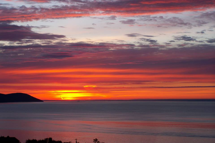 Lever de soleil sur le Saint-Laurent vu depuis la terrasse.