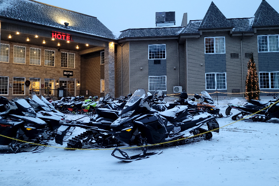 Départ pour une sortie en motoneige avec Top Location depuis l'hôtel.