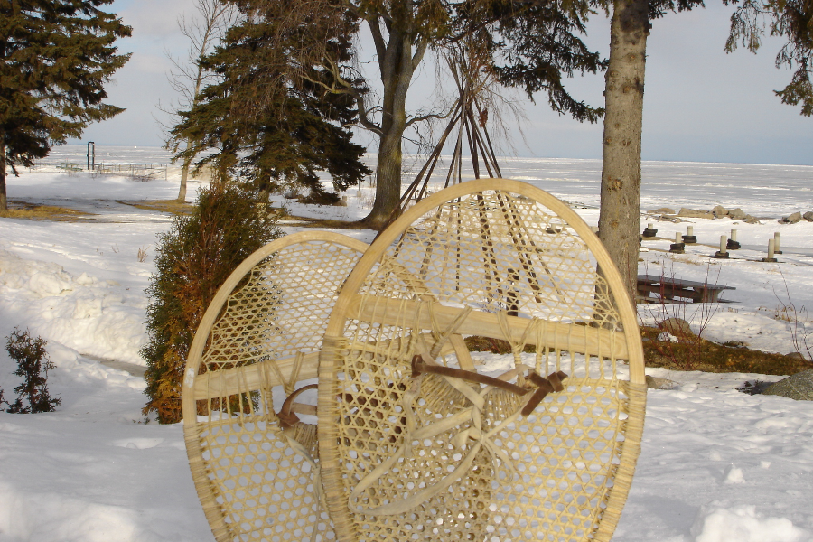Se préparer aux marches hivernales. Raquettes traditionnelles à Mashteuiatsh, Québec. - ©Tourisme Mashteuiatsh