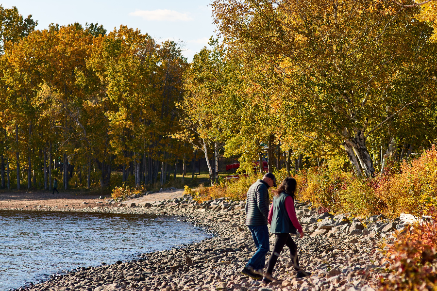 Randonnée d'automne aux mille couleurs sur le bord du Lac Saint-Jean depuis Masteuiatsh - ©Tourisme Masteuiatsh
