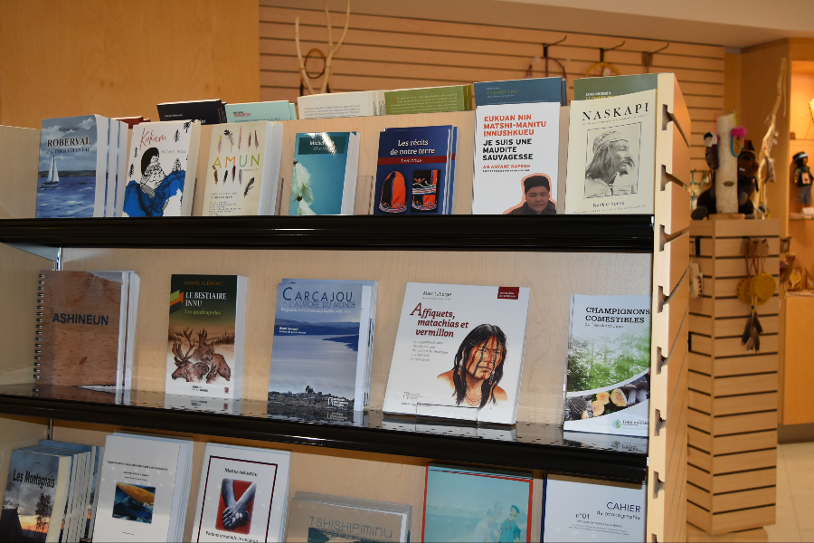 Notre boutique souvenir contient plusieurs ouvrages littéraires autochtones - ©Musée amérindien