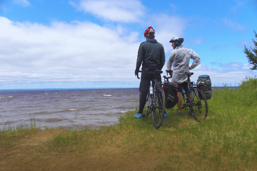 Cyclistes au bord du lac Saint-Jean - ©Équinox Aventure