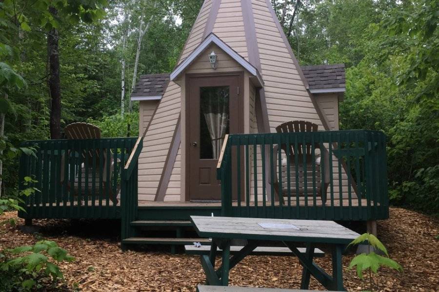 tipi en bois - ©DOMAINE DES DUNES