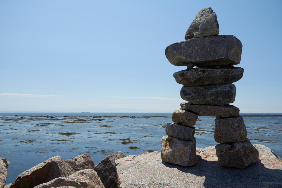 Inukshuk (empilement de pierres construit par les peuples inuit) à deux pas du Centre Archéo Topo. Côte-Nord, Québec. - ©Centre Archéo Topo