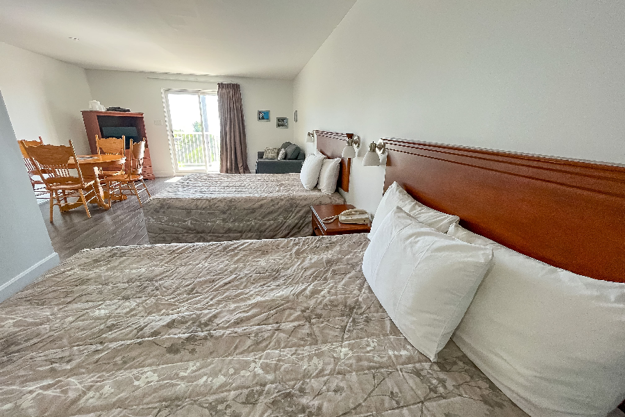 Chambre supérieure avec divan-lit et cuisinette - ©Complexe hôtelier Escoumins (Hôtellerie Côte-Nord)
