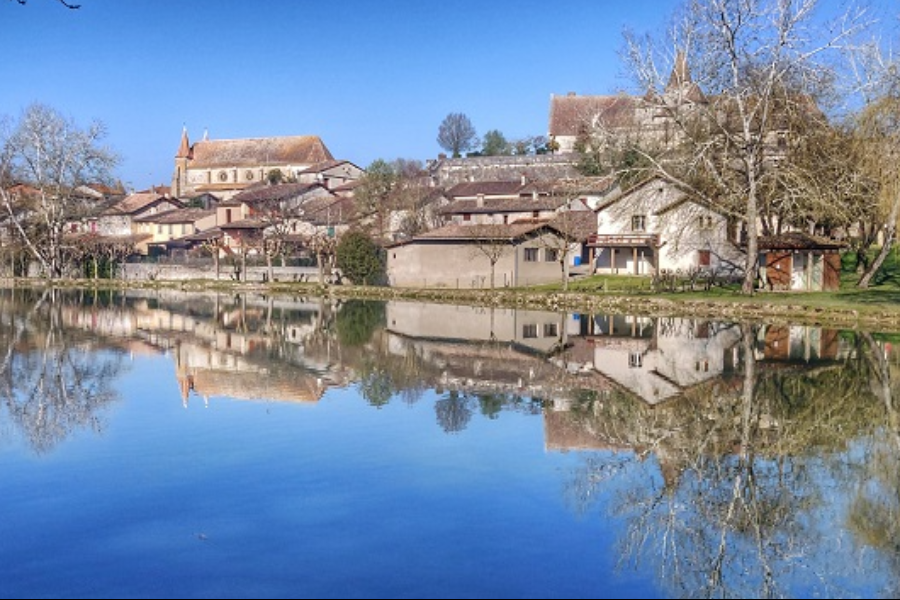 Lauzun vue depuis le lac