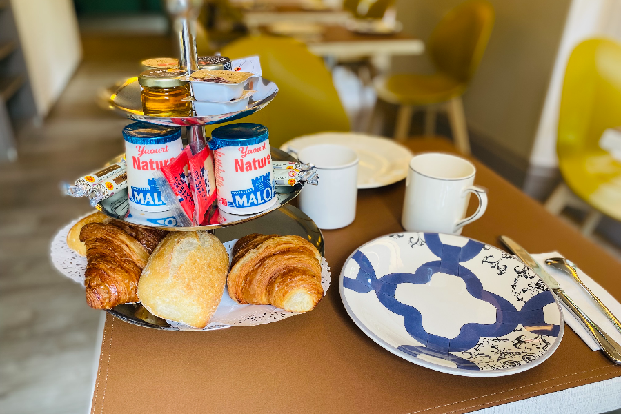 Petit déjeuner Continental à la française - ©Hotel Marguerite - Orléans