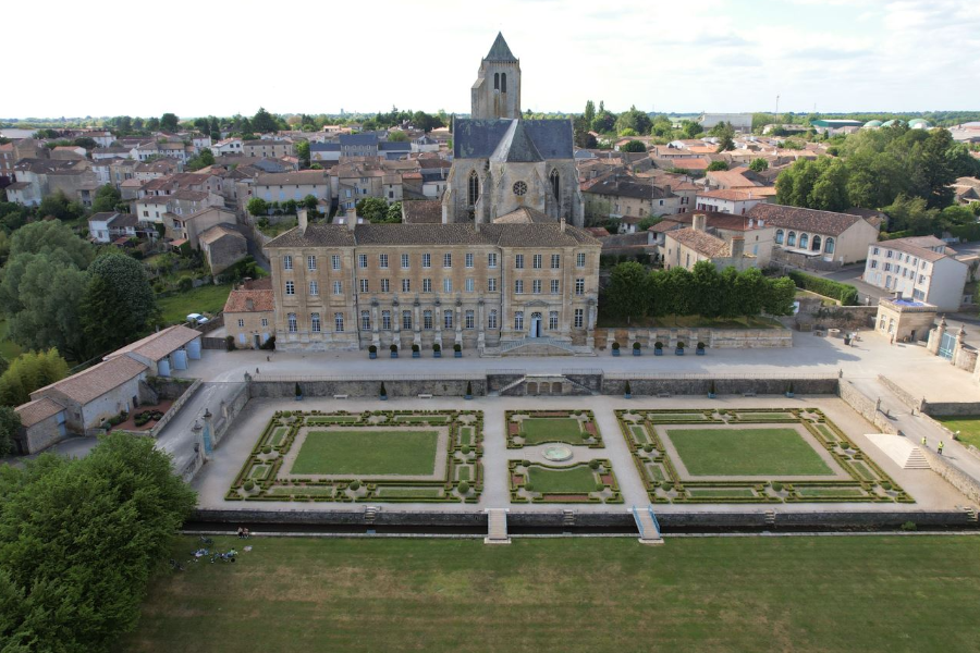 L'Abbaye Royale et son jardin à la française - ©AIR2DDRONE