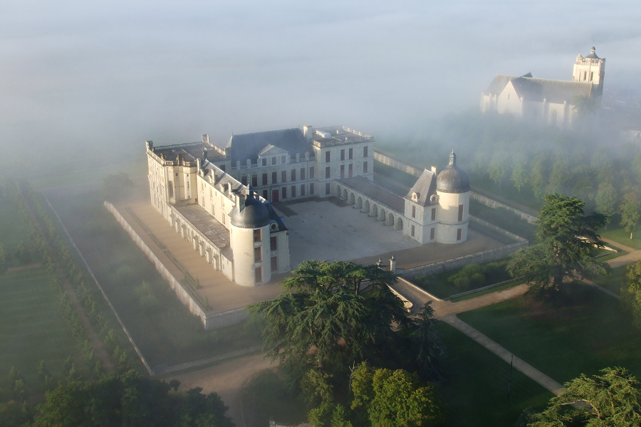Le château d'Oiron sous le brouillard - ©P. Beaumont, Château d'Oiron