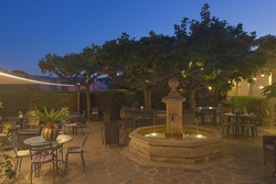 Notre terrasse, platanes, fontaine et voiles pour une ambiance décontractée. - ©HDLP