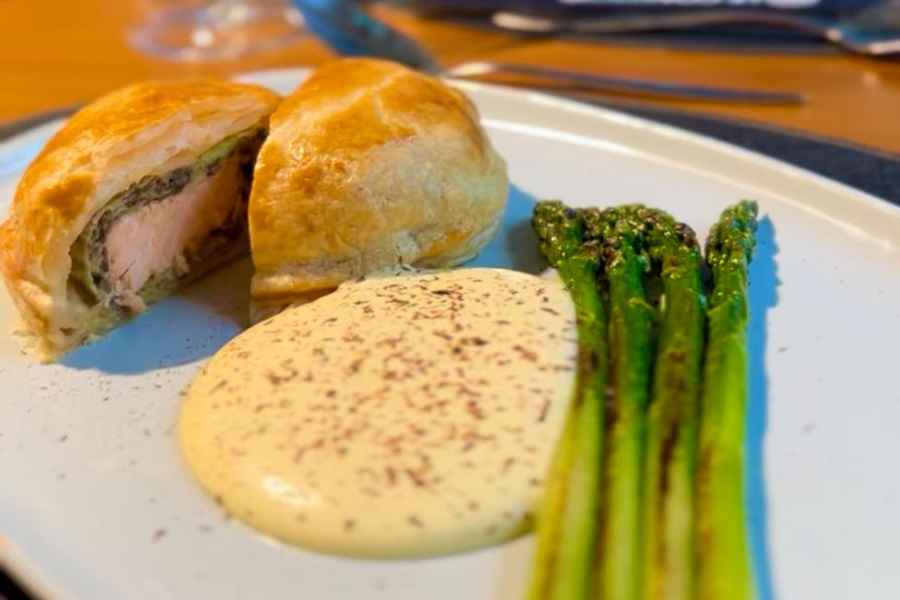 Tourte au saumon, asperges vertes