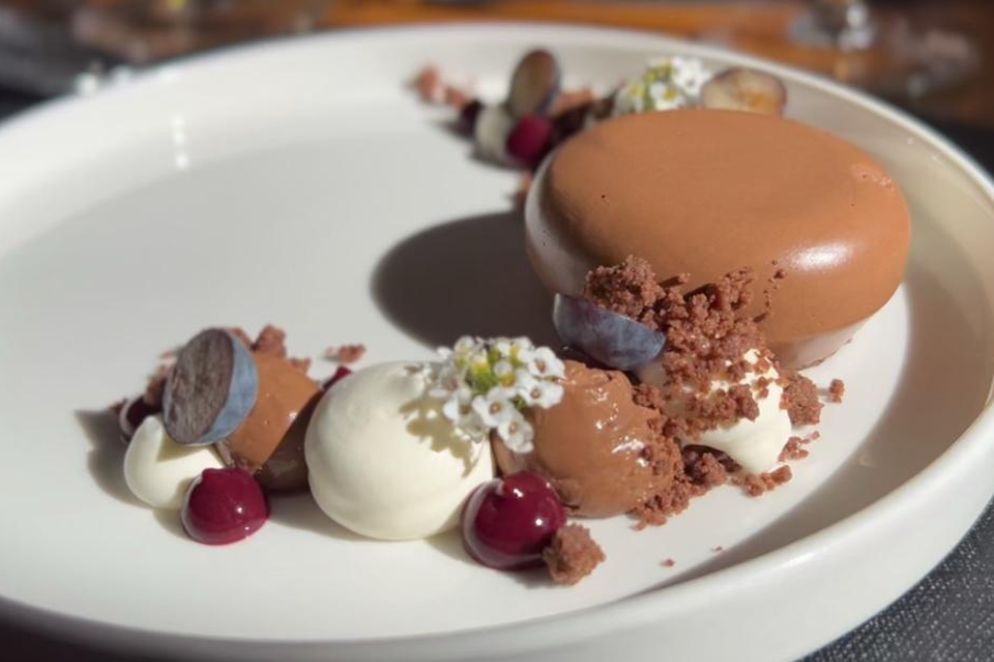 Chocolat destructuré, cassis et fruits rouges