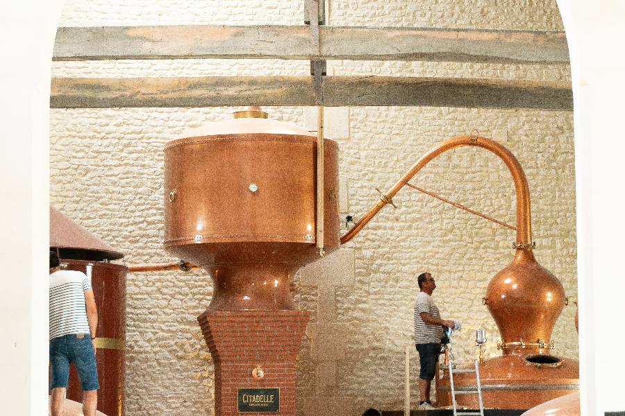 Distillerie en action - ©Maison Ferrand