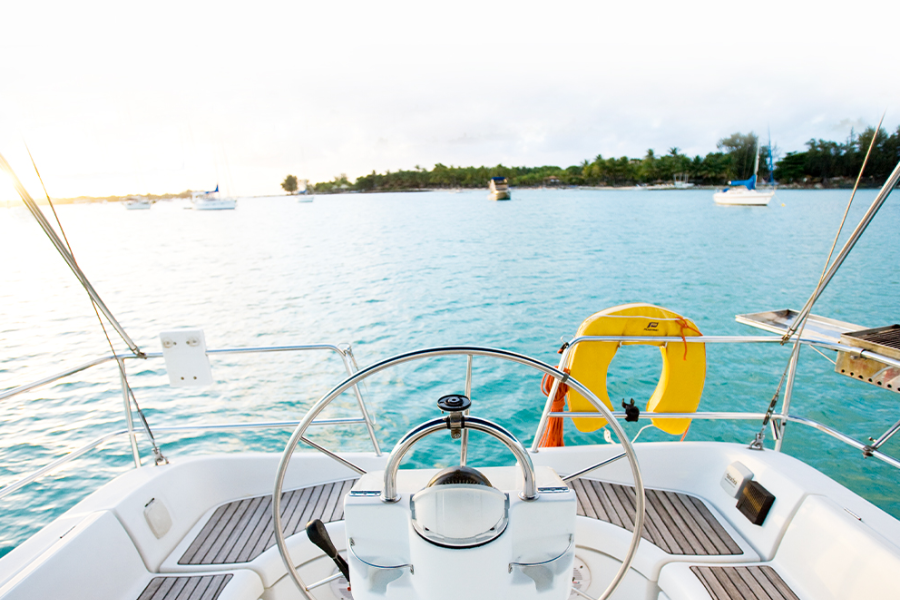 Intérieur du voilier Bayberry dans la baie de Grand Baie - ©BLUE SAFARI