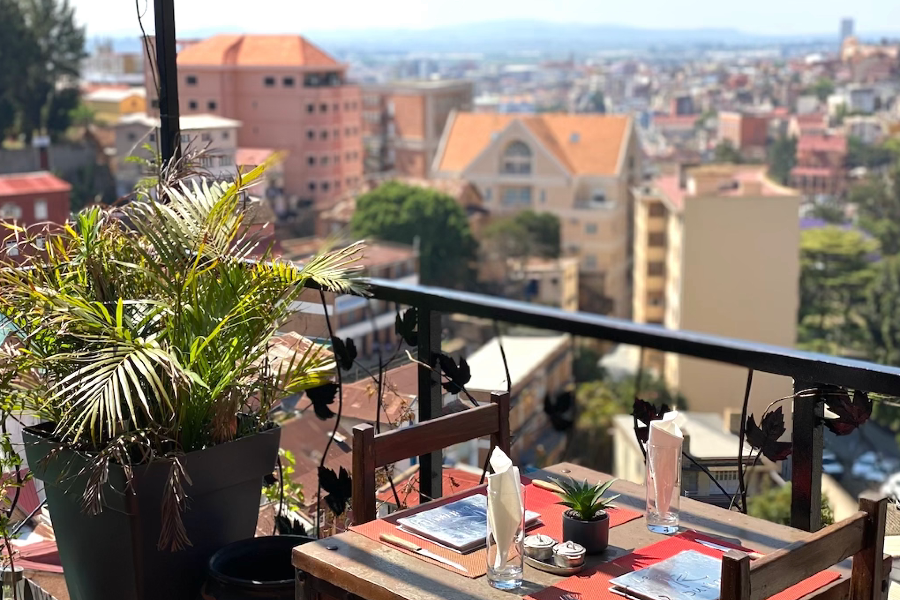 La terrasse de l’hotel Niaouly en centre ville d’Antananarivo - ©Niaouly