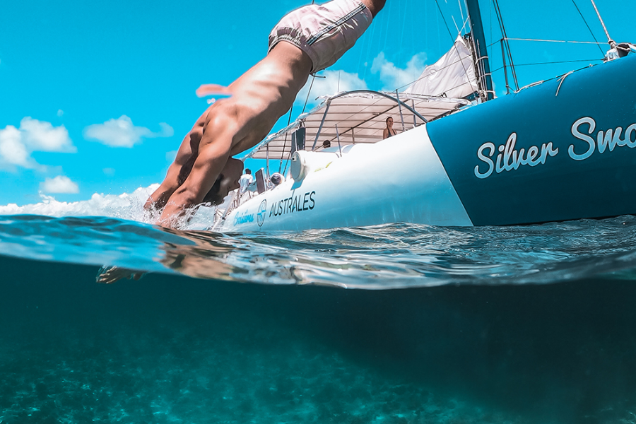 Jeune homme plongeant dans la mer du catamaran de Croisières Australes à l'est de l'Ile Maurice - ©BLUE SAFARI