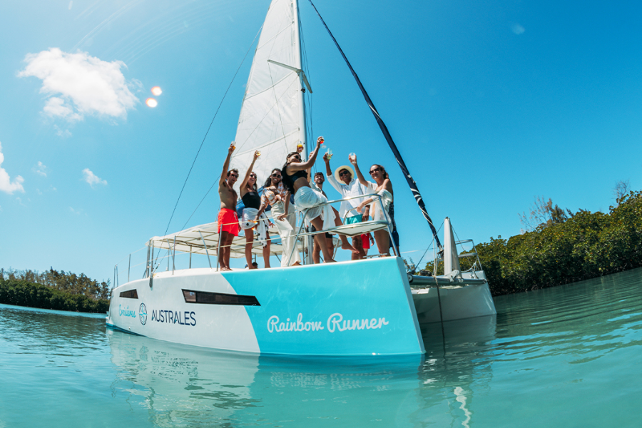 Groupe d'amis trinquant à bord de Rainbow Runner dans les mangliers à l'ile d'Ambre! - ©BLUE SAFARI