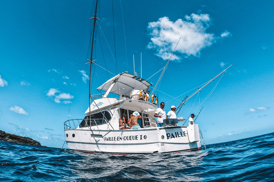 Journée d'introduction a la pêche entre amis - BBQ servis abord pour une meilleure expérience - ©BLUE SAFARI