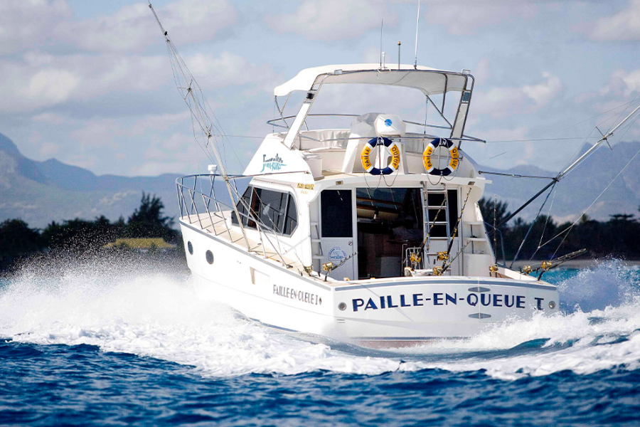 Paille en Queue I de retour dans la baie de Grand Baie apres une matinée fructeuses - Sportfisher Big Game Fishing - ©BLUE SAFARI