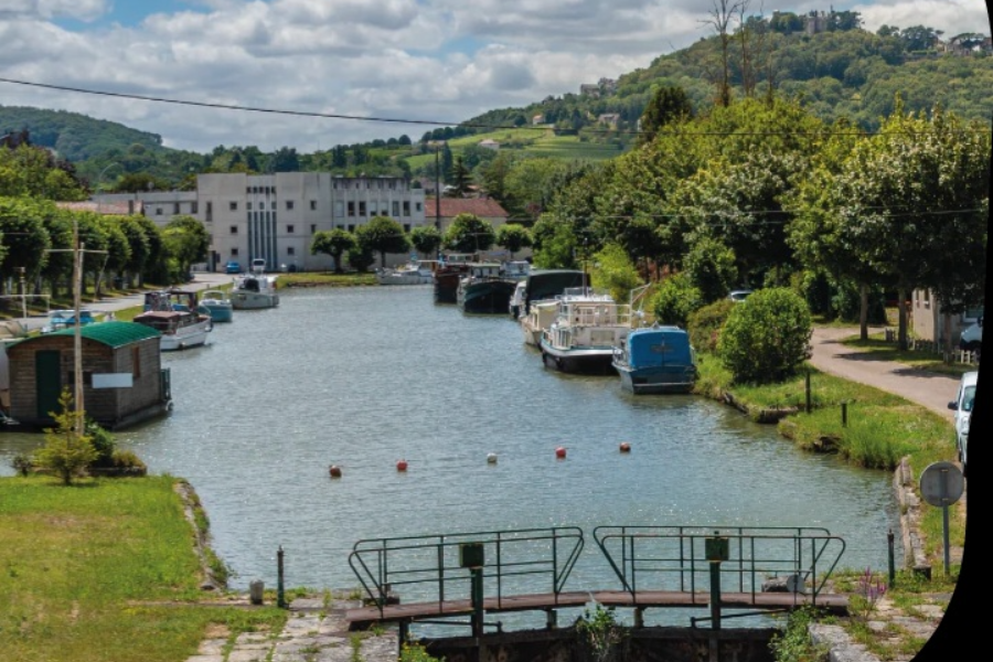 Port de plaisance de Saint-Satur au pied de la colline du Piton de Sancerre - ©Les 1000 lieux du Berry - Camping les portes de Sancerre