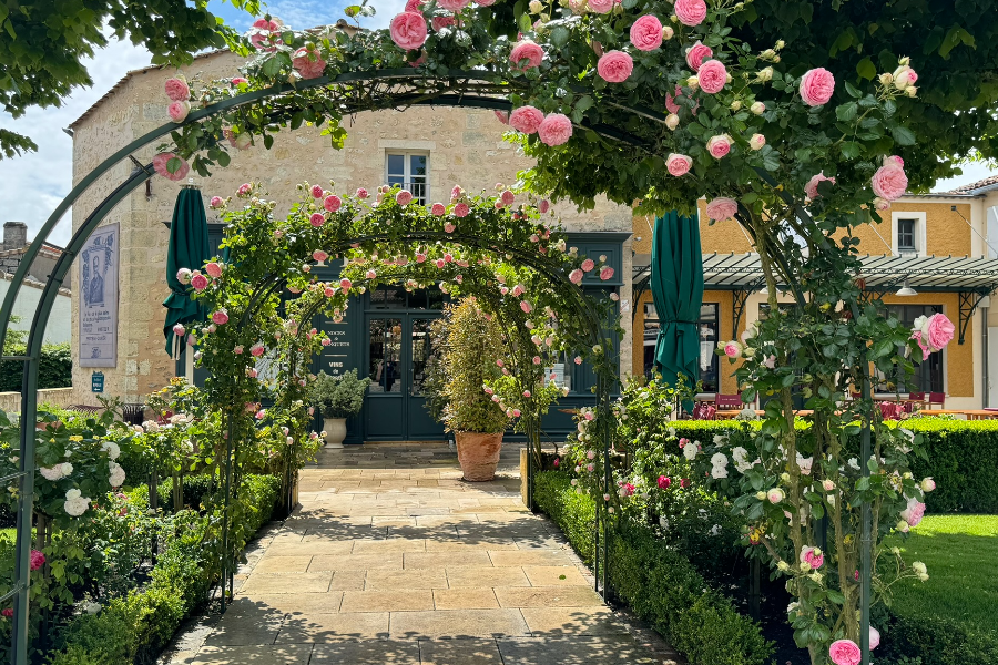 Entrée du Café Lavinal avec sa magnifique allée de roses