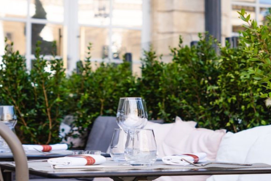 Banquettes en terrasse face à l’Opéra de Bx - ©Comptoir cuisine