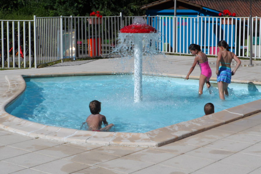 Pataugeoire chauffée en saison - ©piscine