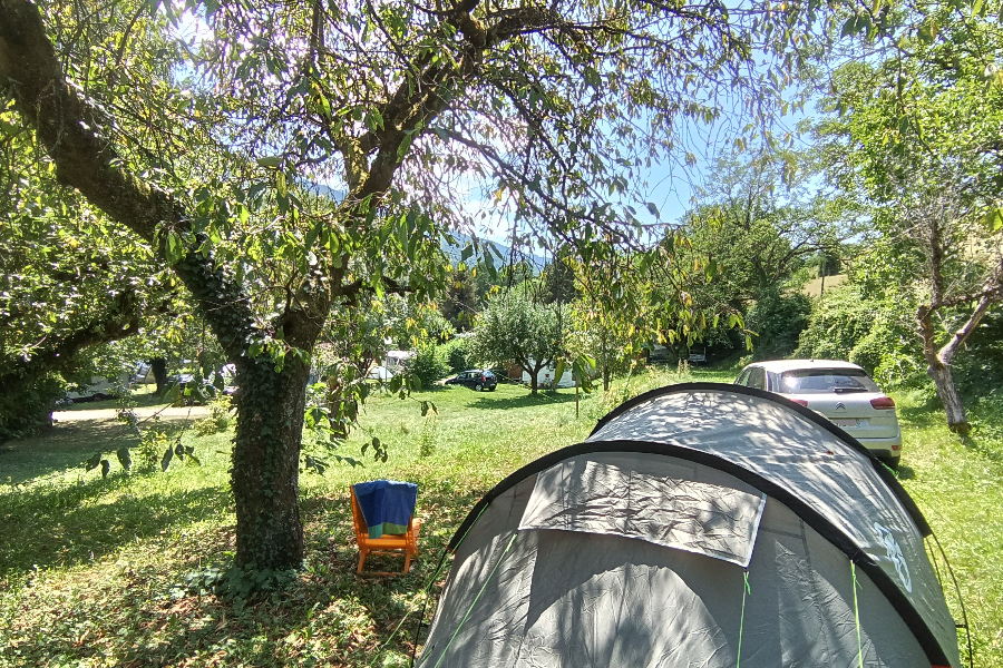 Emplacement tente camping clair matin