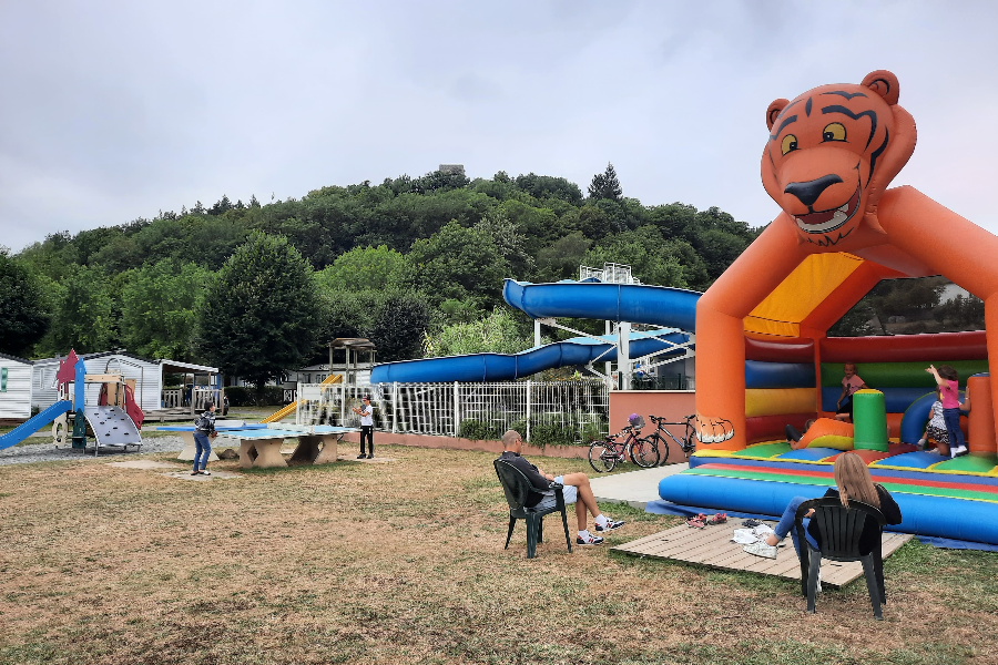 Jeux et structure gonflable au Camping du Domaine de la Tour